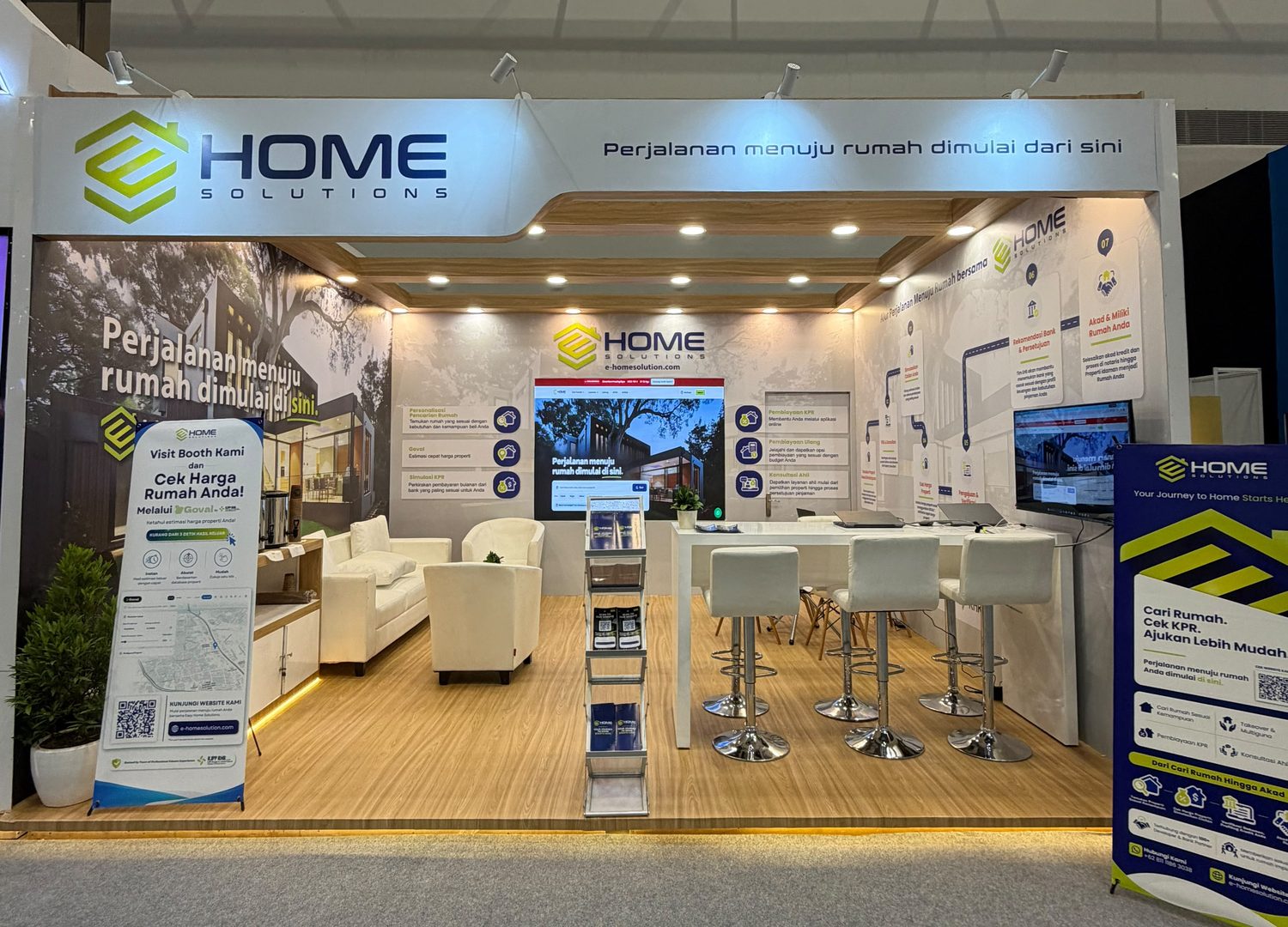 Booth Easy Home Solution di Danantara Housing Expo, papan nama E HOME SOLUTIONS dengan ruang konsultasi berlantai kayu