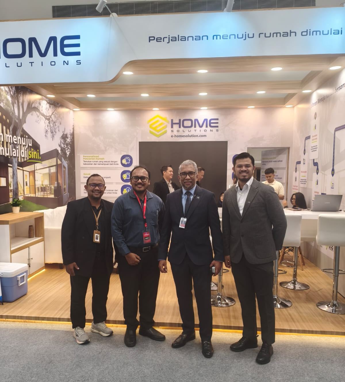 Ir. Dian Takdir Badrsyah bersama tim Easy Home Solution di booth S05