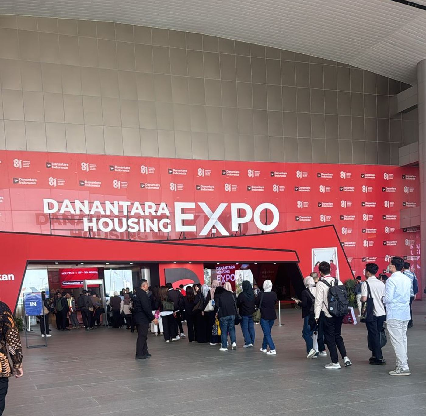 Pintu masuk Danantara Housing Expo di NICE PIK 2, pengunjung antre masuk pada pagi hari